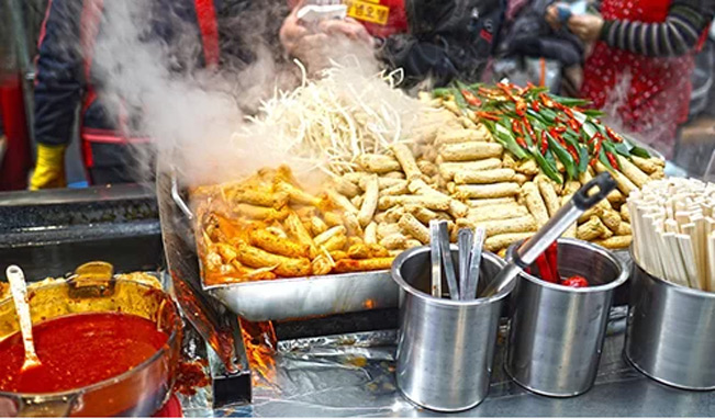 Các nhà hàng địa phương thường cung cấp ít đồ nhựa dùng một lần hơn so với các quán ăn nhanh. Ảnh: Chosang/SCMP.