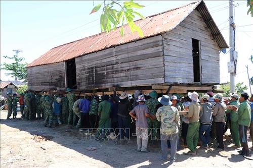 Cán bộ, chiến sỹ của các đơn vị thuộc Quân đoàn 3 giúp nhân dân làng Plei Trớ, xã Chư A Thai, huyện Phú Thiện, tỉnh Gia Lai sắp xếp lại nhà cửa. Ảnh: Hoài Nam - TTXVN