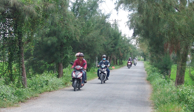 Nhờ có hàng chục ngàn nông dân hiến đất mà nhiều con đường giao thông nông thôn ở TP.HCM được bê tông hóa.