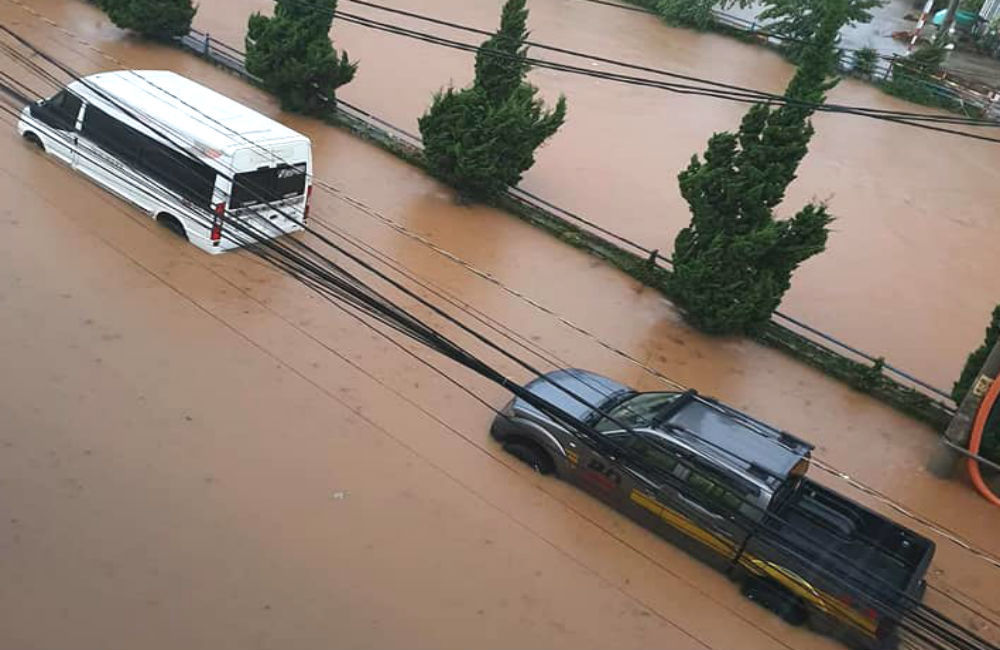 Một tuyến đường qua trung tâm TP Đà Lạt ngập sâu trong nước.