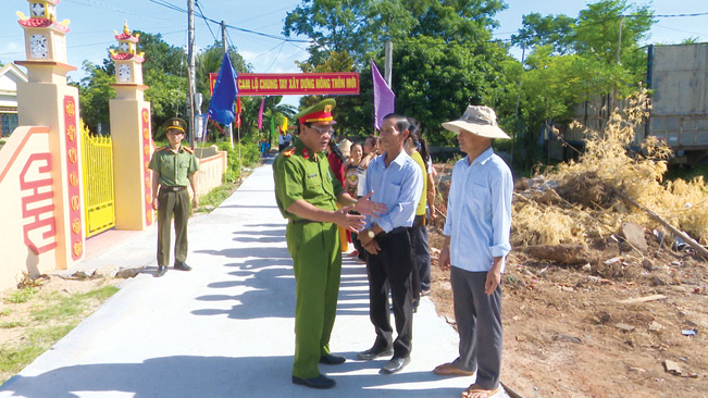 Ông Ngô Quang Chiến, Chủ tịch UBND huyện Cam Lộ (ngoài cùng bên phải) thăm, động viên nông dân sản xuất, góp phần xây dựng NTM.