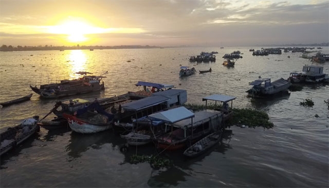 Bình minh trên chợ nổi Long Xuyên, tỉnh An Giang.