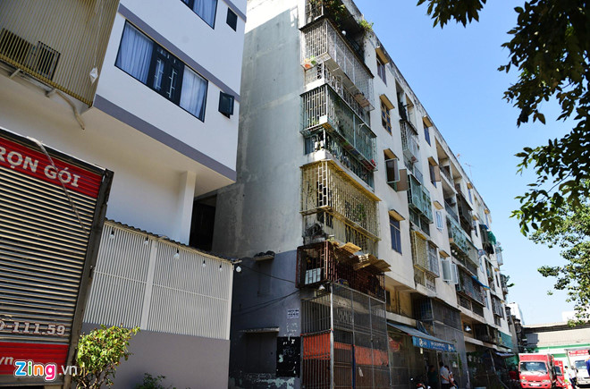TP.HCM chấp thuận tháo dỡ chung cư bị nghiêng trên đường Võ Văn Kiệt, quận 1. Ảnh: Lê Quân