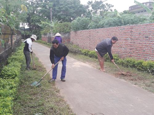 Người dân thôn Khê Thượng, xã Việt Dân, TX Đông Triều dọn dẹp ngõ xóm. Ảnh : baoquangninh.com.vn