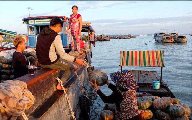 Cảnh mua bán trên chợ nổi Long Xuyên.