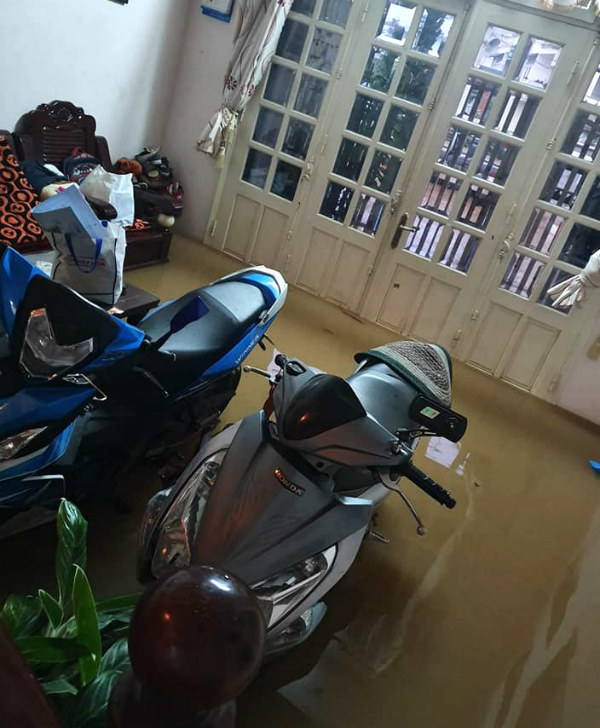 Nước tràn cả vào nhà dân ở TP Đà Lạt.