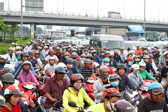 Bộ Giao thông vận tải cho rằng cần có các giải pháp hỗ trợ nhằm giảm tác động bất lợi đối với người dân khi cấm xe máy vào trung tâm thành phố (Ảnh minh họa)