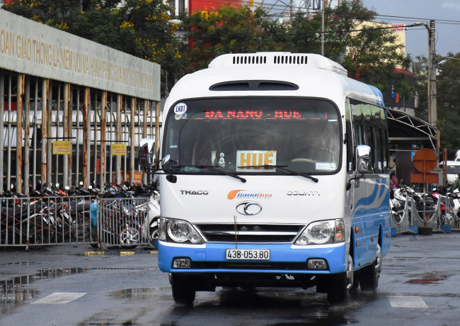 Khai trương tuyến xe buýt nối Đà Nẵng với Huế - Ảnh 1.