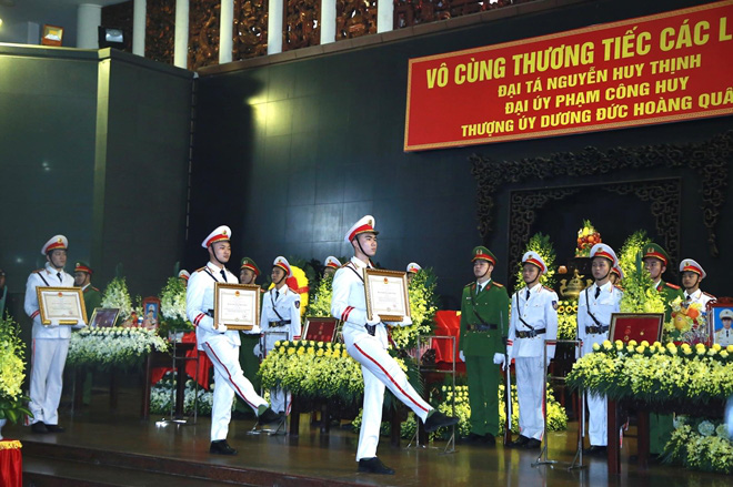 Xúc động lễ tang tiễn biệt 3 cán bộ CAND hy sinh tại Đồng Tâm - Ảnh 4.