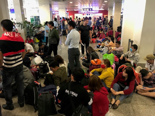 Số chuyến bay tăng kỷ lục, sân bay Tân Sơn Nhất nghẹt thở - Ảnh 2.