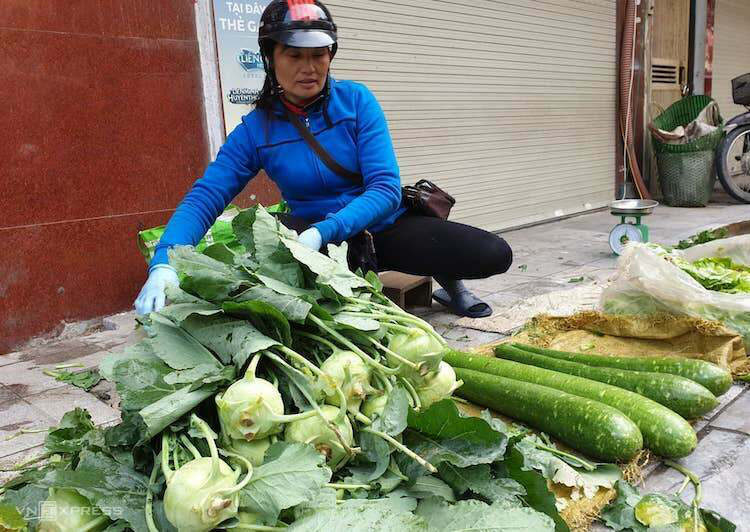 Giá rau xanh tăng vọt sau hai ngày mưa rét - Ảnh 1.