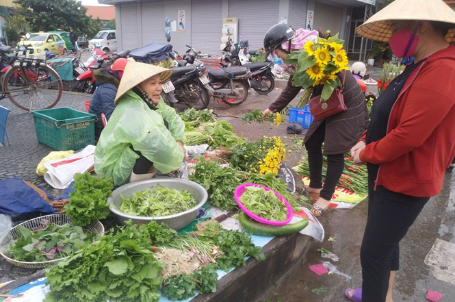 Quảng Bình: Trời đổ lạnh, rau tăng giá - Ảnh 1.