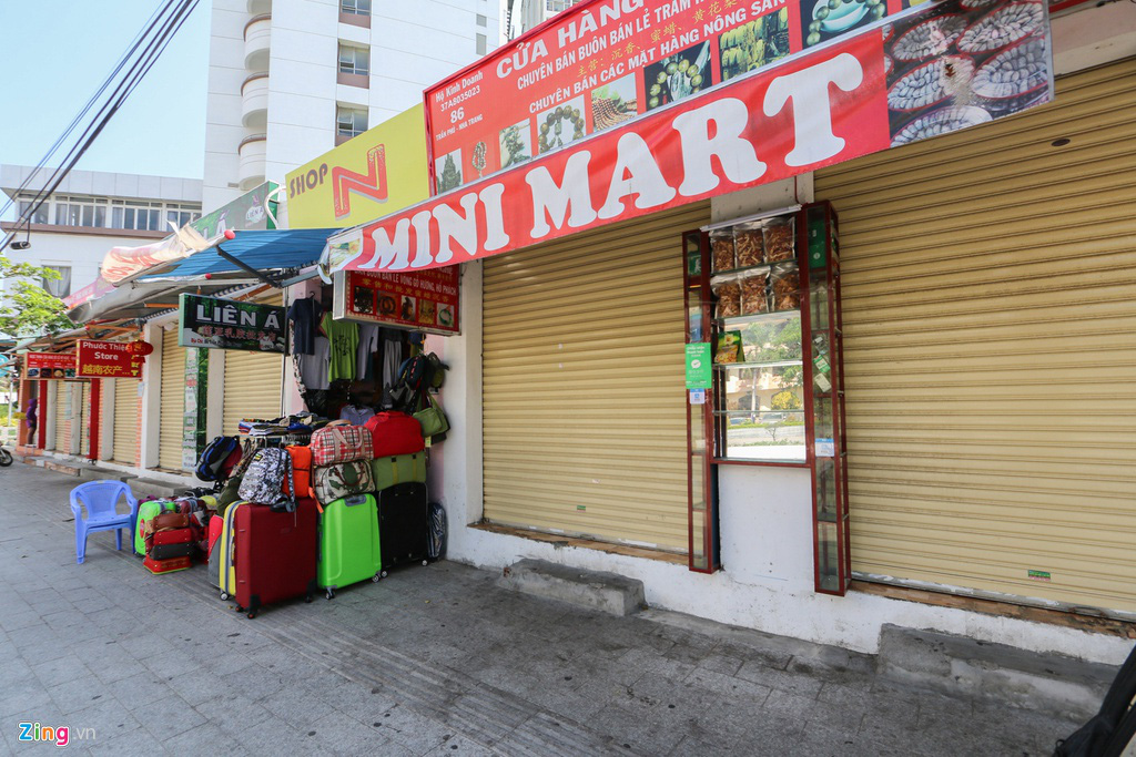 Kinh doanh ế ẩm, nhiều cửa hàng ở Nha Trang tạm nghỉ vì virus corona - Ảnh 1.