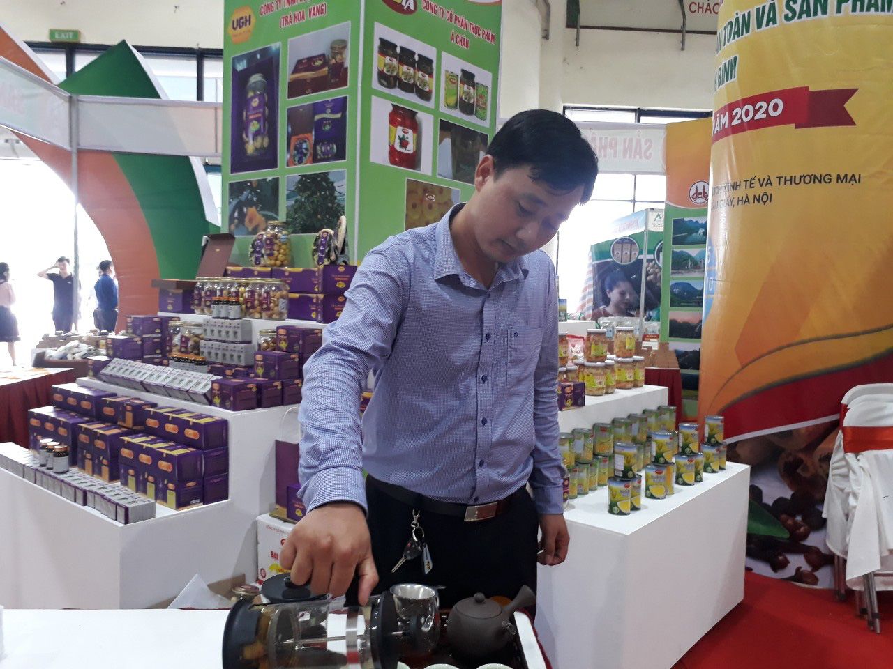 Anh Phạm Tiến Duật, Phó Giám đốc Công ty TNHH dược liệu Vũ Gia pha trà hoa vàng giới thiệu tại Hội chợ quảng bá, tiêu thụ nông đặc sản vùng miền và sản phẩm OCOP năm 2020 và Tuần lễ giới thiệu nông sản an toàn và sản phẩm OCOP tỉnh Ninh Bình.