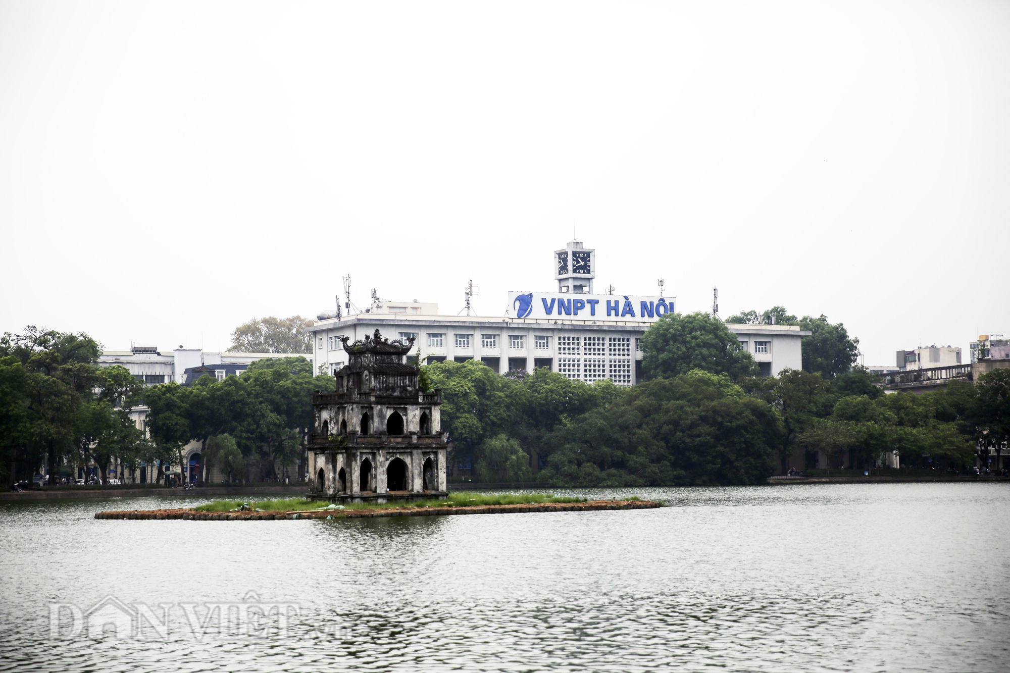 Bộ Chính trị: Phấn đấu đến 2030 Hà Nội có thêm 7 quận, nghiên cứu xây thêm 1 sân bay quốc tế - Ảnh 1.