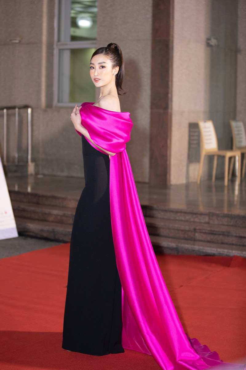 Thảm đỏ Bán kết Hoa hậu Việt Nam 2020: Trần Tiểu Vy, Kiều Loan... quyến rũ &quot;bỏng mắt&quot; khán giả - Ảnh 6.
