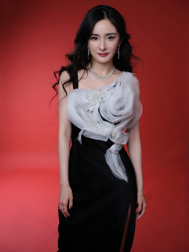 Người đẹp gây bão MXH Trung Quốc vì mặc váy lụa đi biển