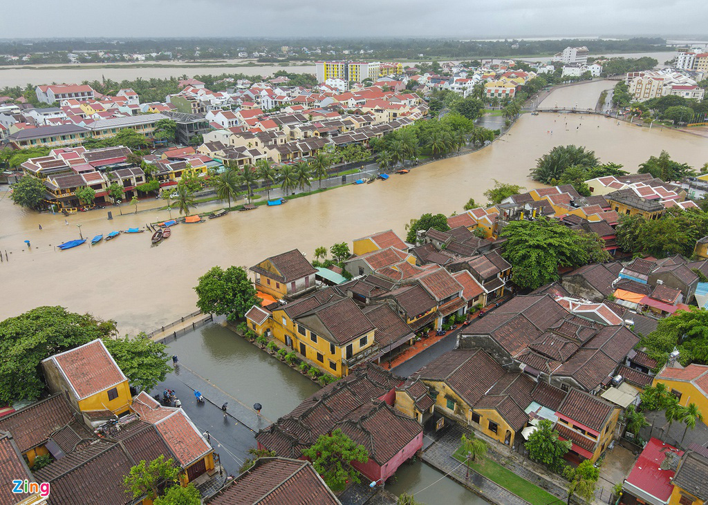 Cảnh tượng Hội An chìm trong nước đục ngầu nhìn từ trên cao - Ảnh 1.