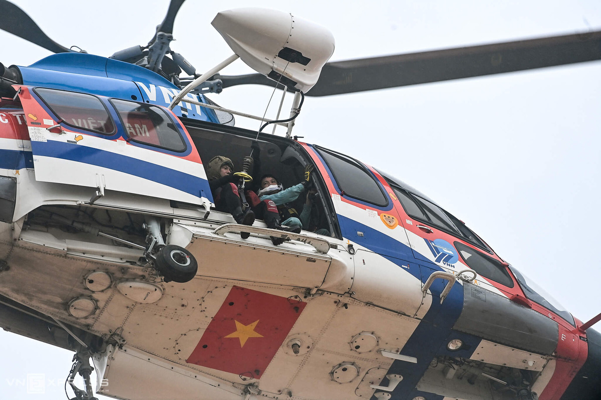 40 phút trực thăng cứu người trên tàu mắc cạn ở Quảng Trị - Ảnh 9.