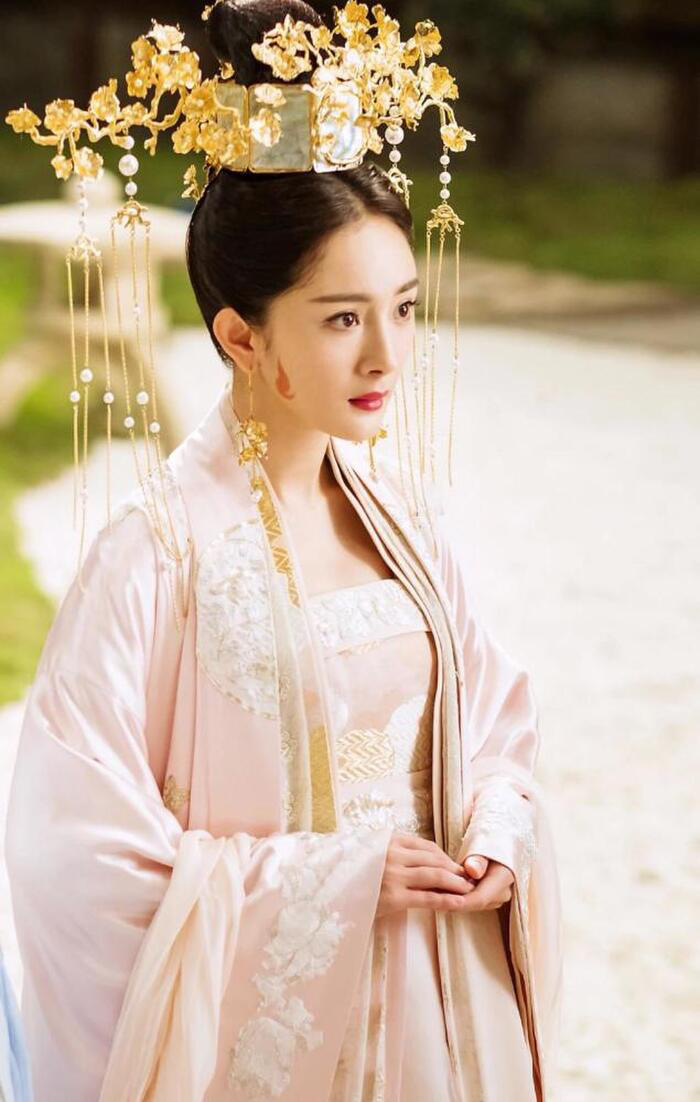 &quot;Nữ hoàng cổ trang Trung Quốc&quot; lại gây mê người nhìn nhờ mặc váy xẻ cao &quot;bất tận&quot; ngoài đời - Ảnh 7.