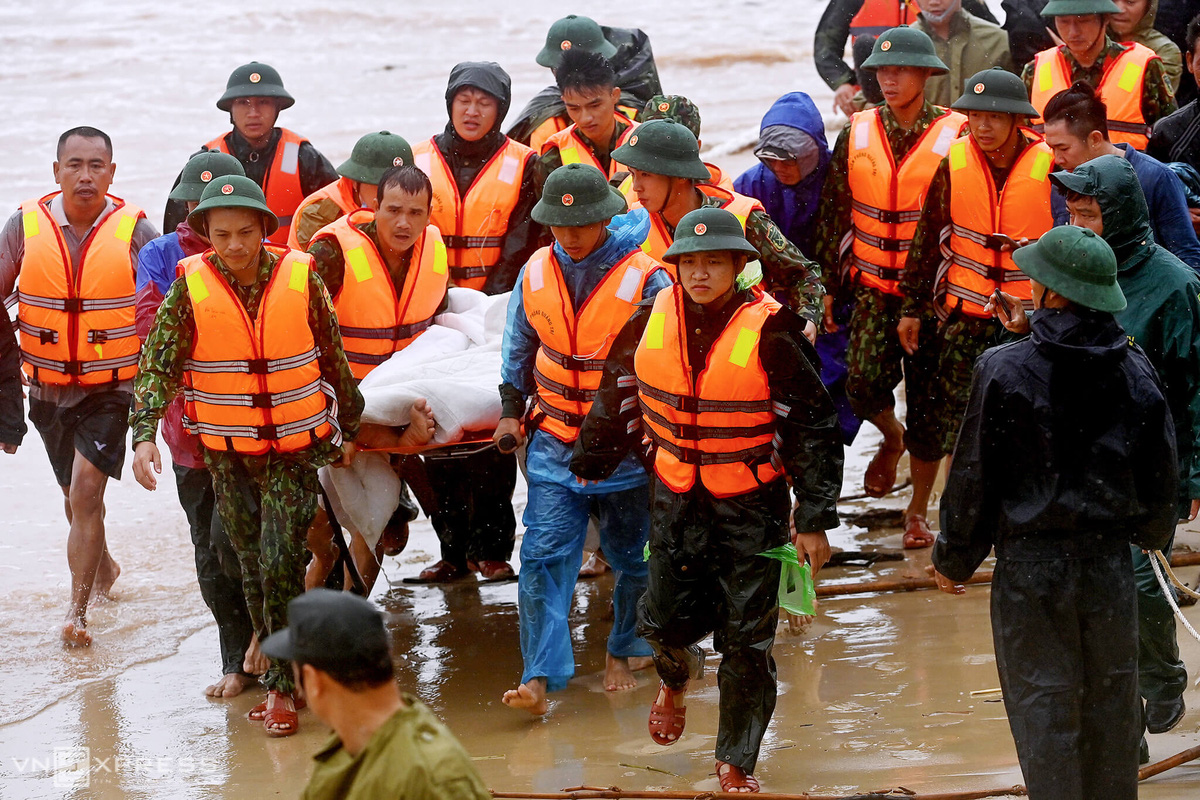 40 phút trực thăng cứu người trên tàu mắc cạn ở Quảng Trị - Ảnh 11.
