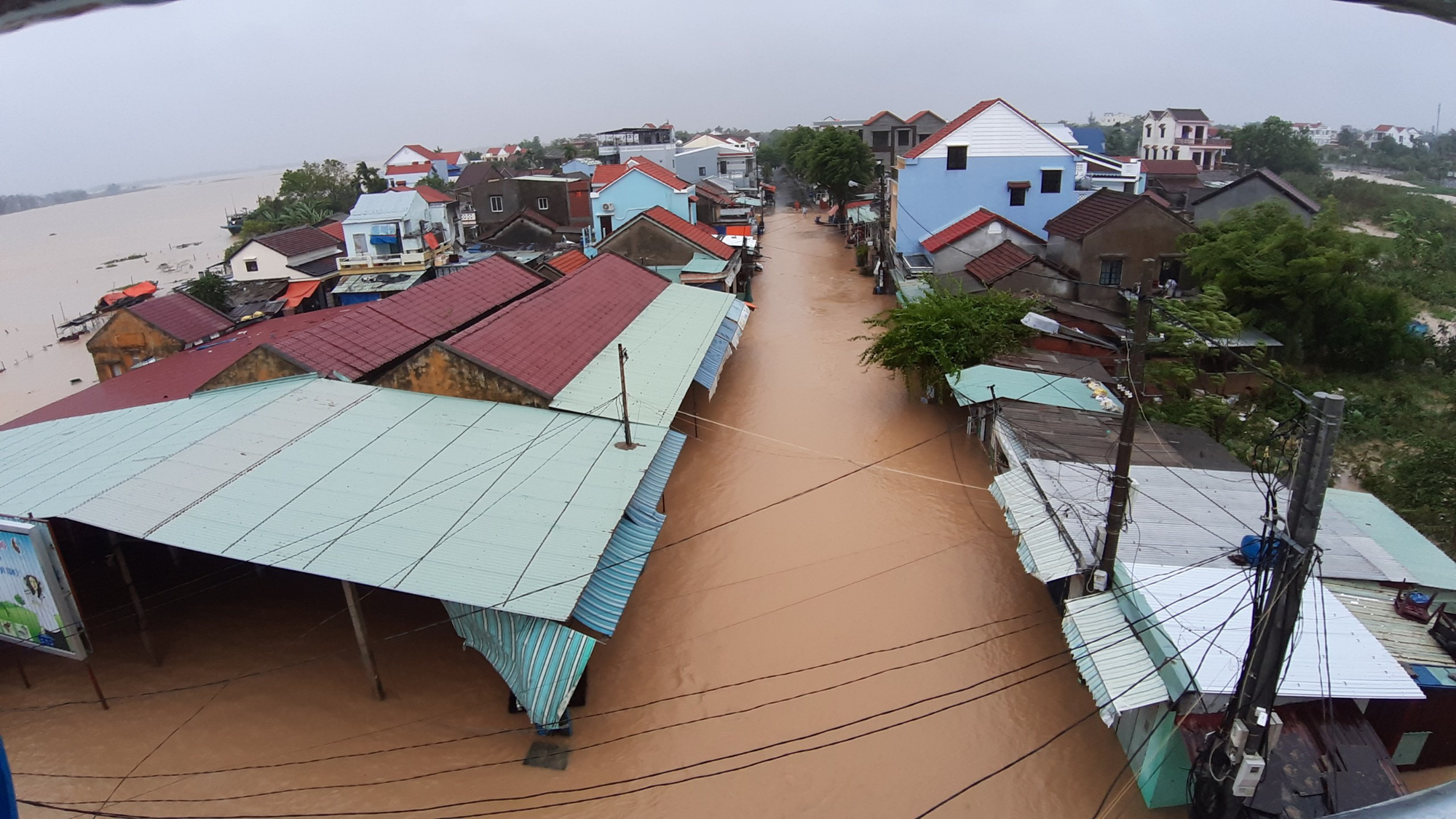 Quảng Nam: Hàng trăm ngôi nhà ở Hội chìm trong biển nước - Ảnh 3.