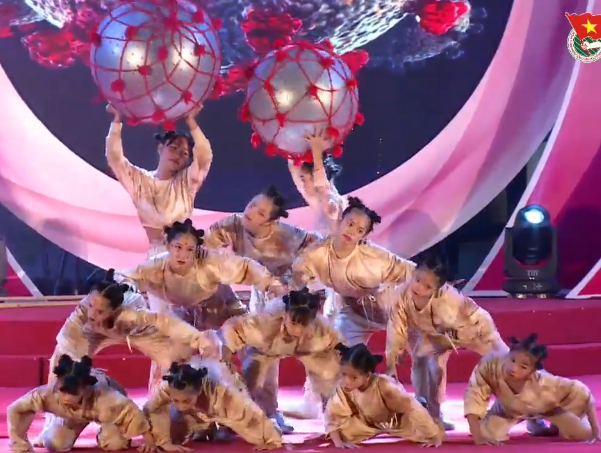 Chung kết Liên hoan dân vũ quốc tế và các điệu nhảy cổ động thành phố Hà Nội khiến khán giả thủ đô mãn nhãn - Ảnh 1.