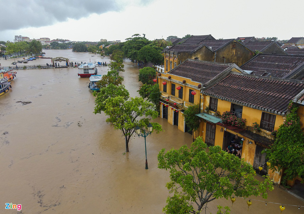 Cảnh tượng Hội An chìm trong nước đục ngầu nhìn từ trên cao - Ảnh 3.