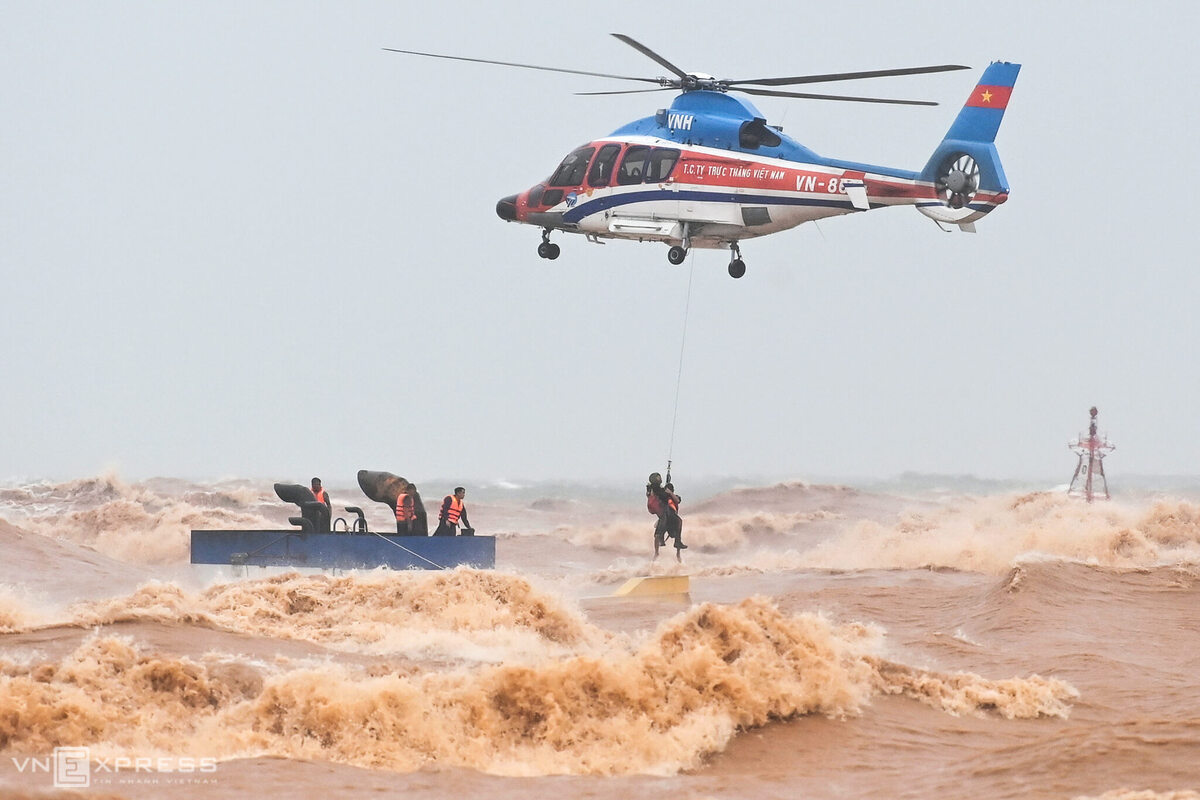 40 phút trực thăng cứu người trên tàu mắc cạn ở Quảng Trị - Ảnh 8.