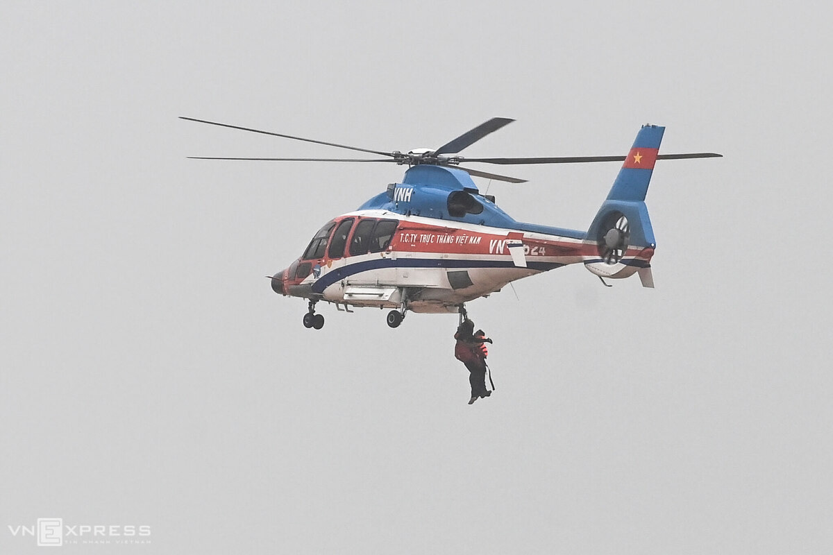 40 phút trực thăng cứu người trên tàu mắc cạn ở Quảng Trị - Ảnh 10.