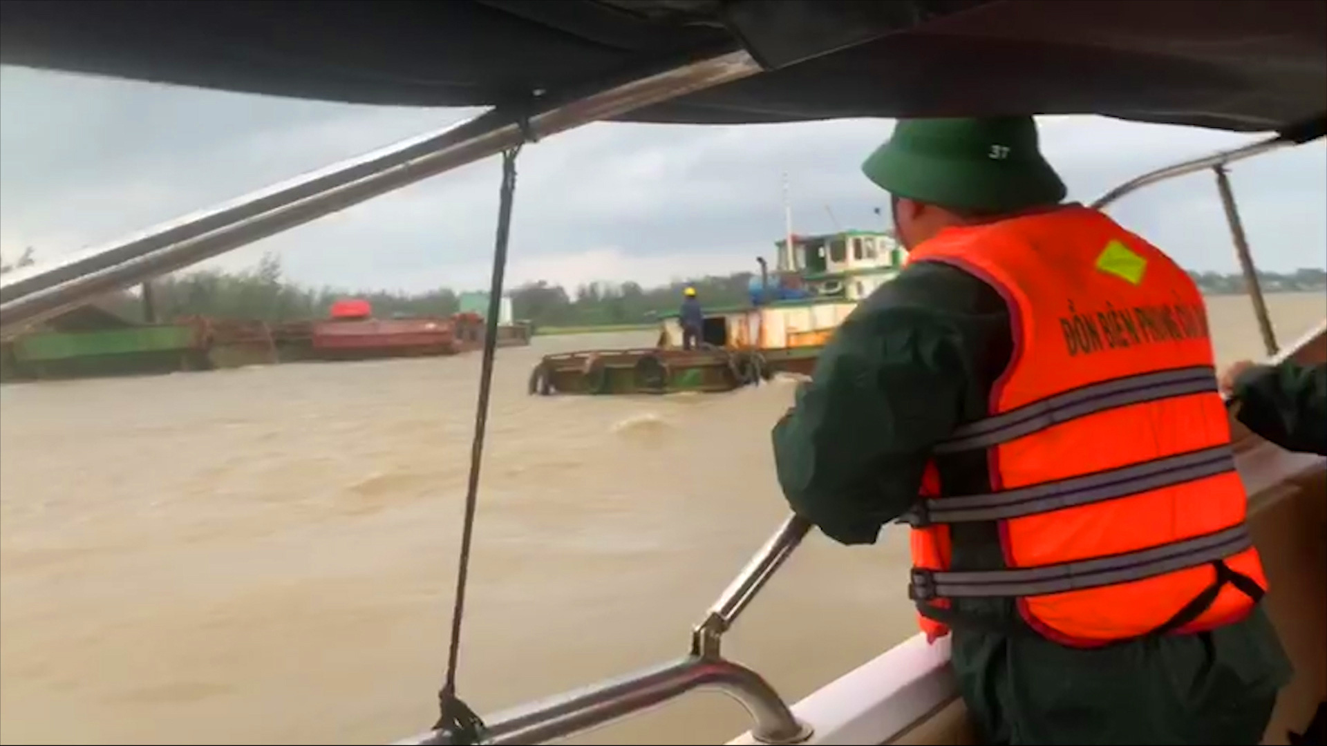 Quảng Nam: “Vật lộn” với nước lũ cứu 6 công nhân an toàn - Ảnh 2.