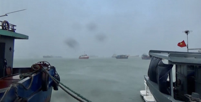 Quảng Ngãi: 4 người bị thương,1 tàu cá bị nạn, đảo Lý Sơn có gió giật cấp 8-10  - Ảnh 1.