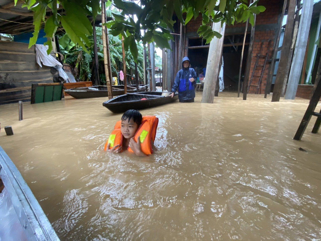 Quảng Nam: Mưa lớn kèm thủy điện xả lũ, dân hối hả dọn đồ đạc lên cao - Ảnh 1.