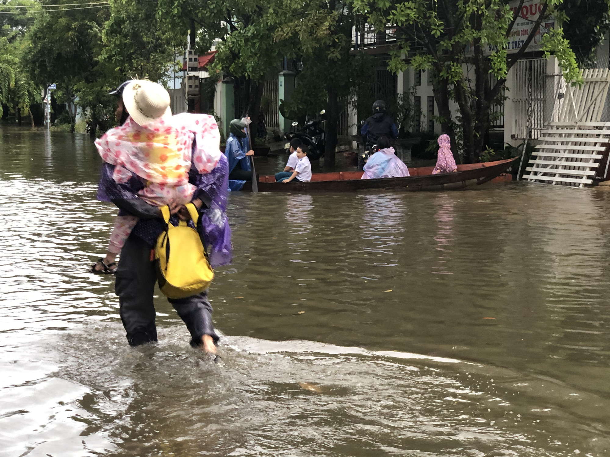 Quảng Nam: Mưa lớn kèm thủy điện xả lũ, dân hối hả dọn đồ đạc lên cao - Ảnh 6.