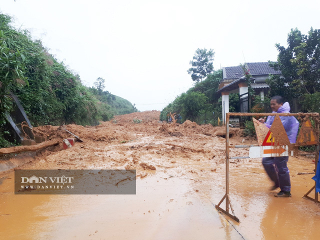 Quảng Ngãi: Núi lở, nhà sập làm người bị thương, di dời khẩn cấp 35 hộ dân  - Ảnh 4.