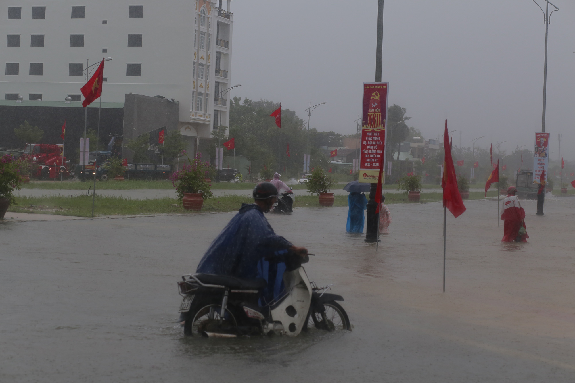 Quảng Nam: Bão chưa vào, cây cối ngã đổ, đường xá ngập sâu - Ảnh 4.