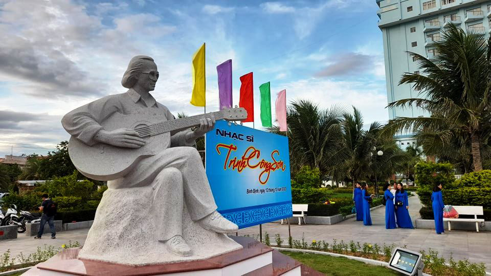 Bình Định: Tượng Trịnh Công Sơn “tay ôm đàn guitar”, bằng đá Granite… đặt sát biển Quy Nhơn - Ảnh 1.