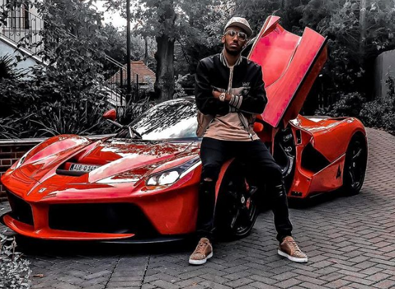 Aubameyang khoe siêu xe Ferrari mạ vàng trị giá 60 tỷ - Ảnh 3.