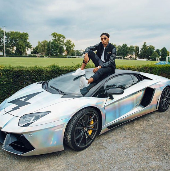 Aubameyang khoe siêu xe Ferrari mạ vàng trị giá 60 tỷ - Ảnh 2.