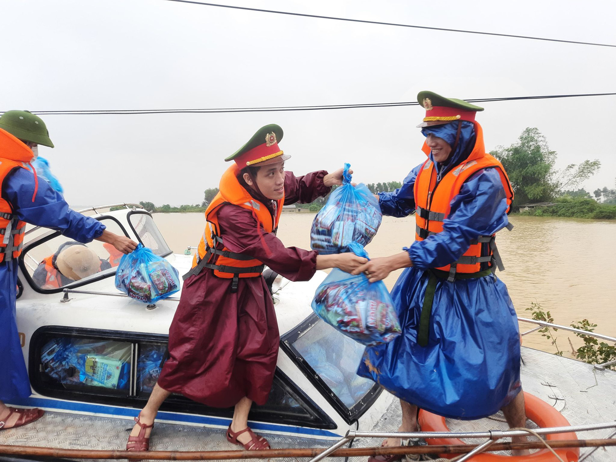 Quảng Trị: Vượt lũ dữ tiếp tế lương thực cho vùng cô lập - Ảnh 7.