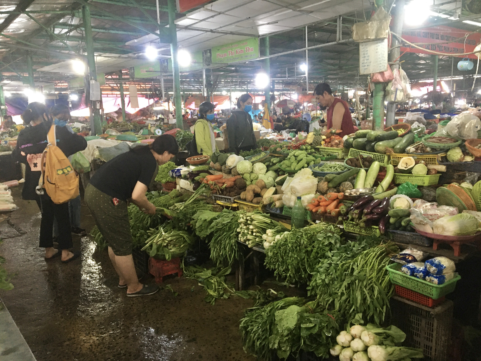 Đà Nẵng: Sau mưa lũ dồn dập, rau xanh tại các chợ tăng giá phi mã  - Ảnh 4.