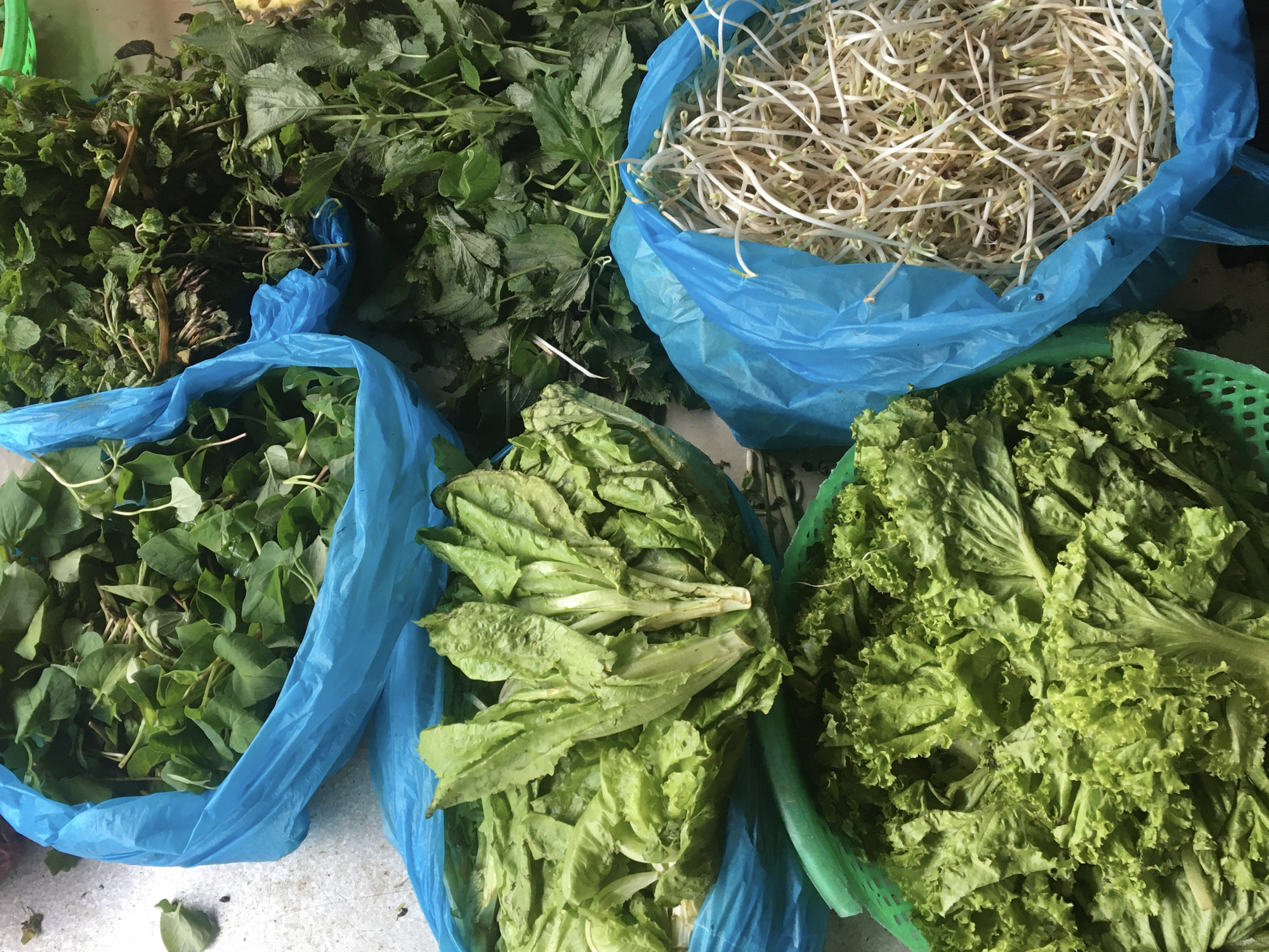 Đà Nẵng: Sau mưa lũ dồn dập, rau xanh tại các chợ tăng giá phi mã  - Ảnh 5.