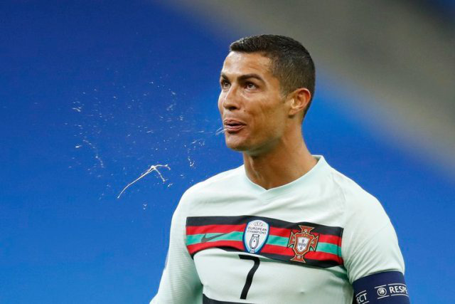 M.U và 3 đội bóng Ngoại hạng Anh bị vạ lây vì Ronaldo nhiễm Covid-19 - Ảnh 1.