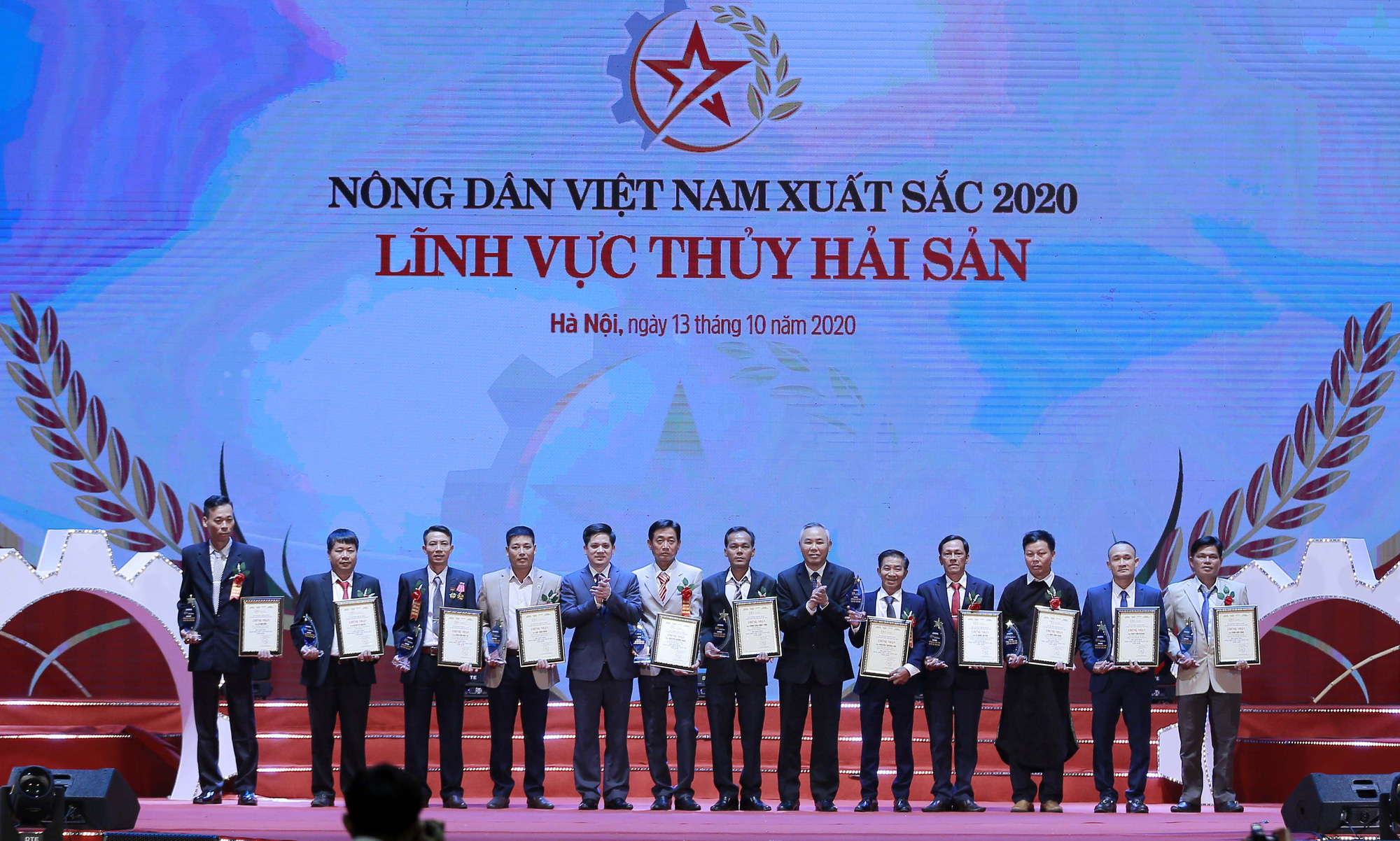 Ảnh: Toàn cảnh Lễ tôn vinh và trao danh hiệu 63 Nông dân Việt Nam xuất sắc 2020 - Ảnh 11.