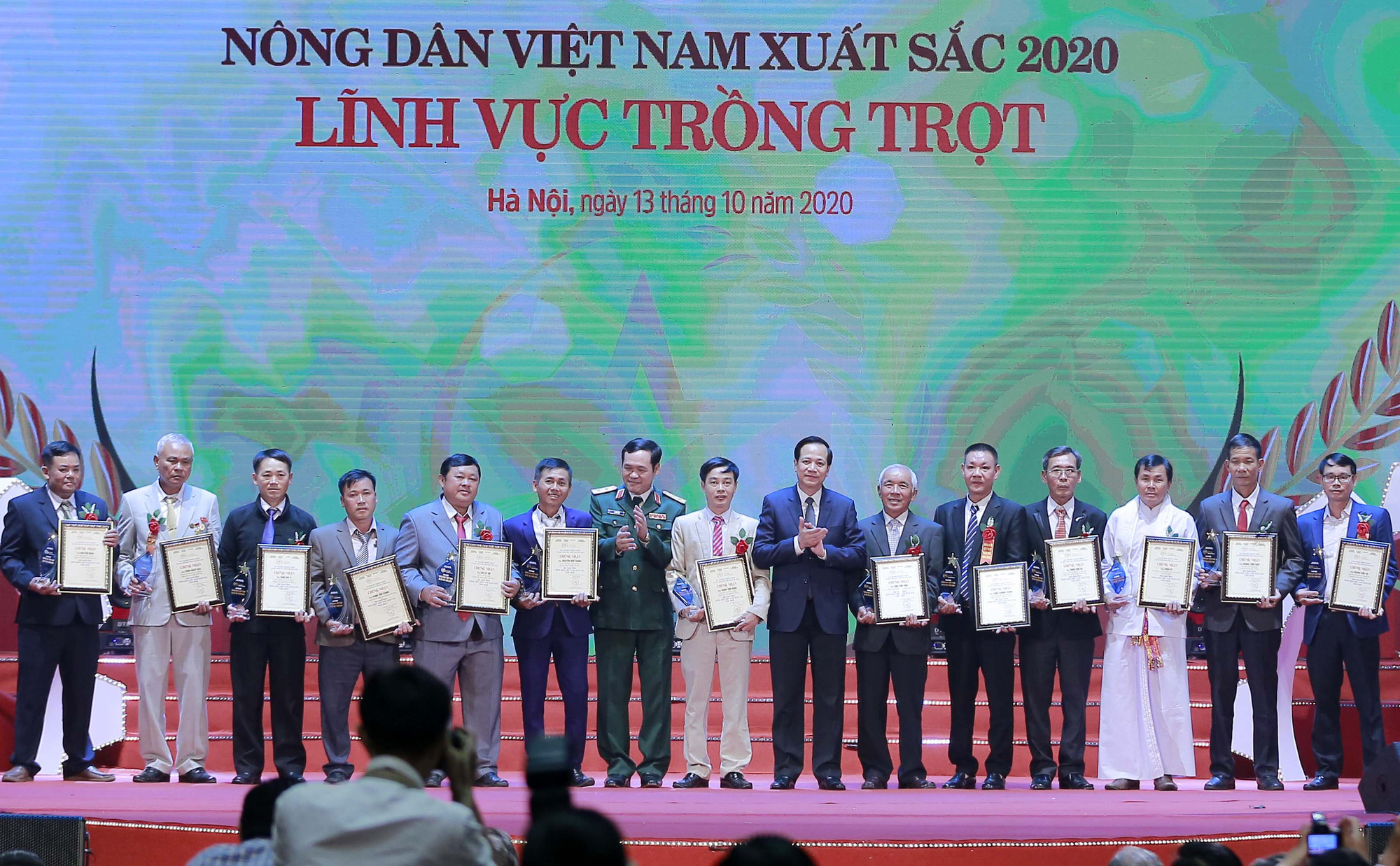 Ảnh: Toàn cảnh Lễ tôn vinh và trao danh hiệu 63 Nông dân Việt Nam xuất sắc 2020 - Ảnh 10.