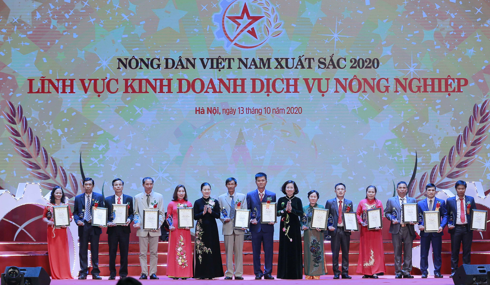 Ảnh: Toàn cảnh Lễ tôn vinh và trao danh hiệu 63 Nông dân Việt Nam xuất sắc 2020 - Ảnh 12.