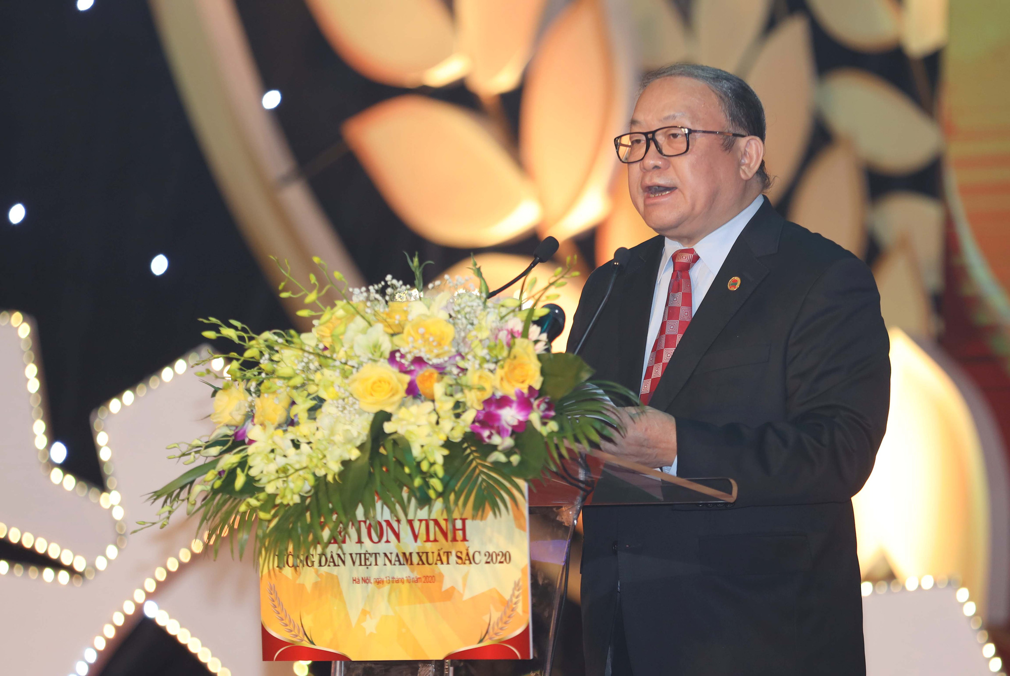 Ảnh: Toàn cảnh Lễ tôn vinh và trao danh hiệu 63 Nông dân Việt Nam xuất sắc 2020 - Ảnh 6.