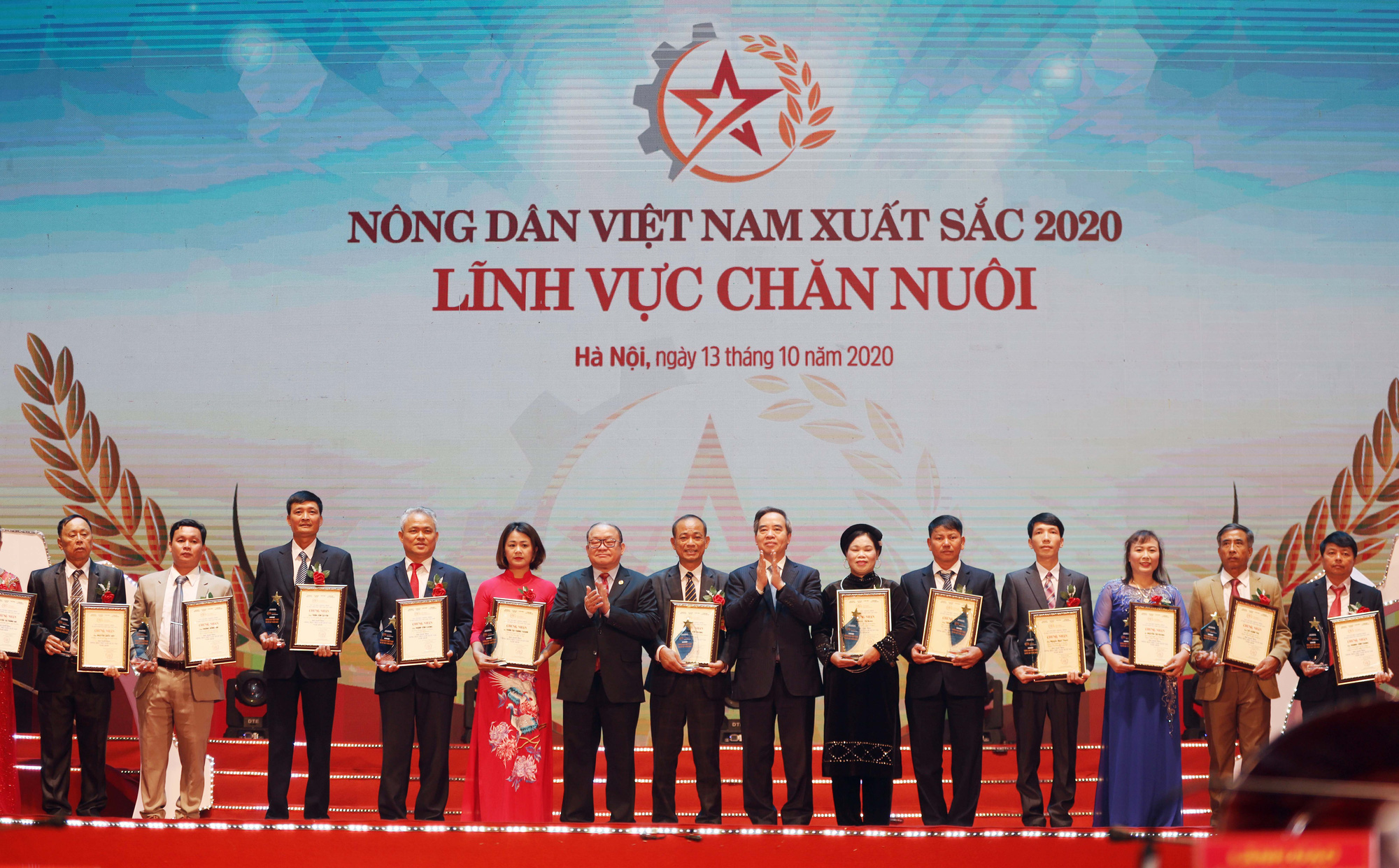 Ảnh: Toàn cảnh Lễ tôn vinh và trao danh hiệu 63 Nông dân Việt Nam xuất sắc 2020 - Ảnh 9.