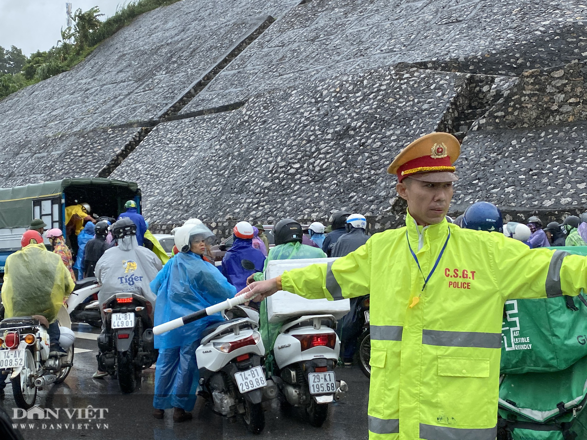 Quảng Ninh: Gió giật cực mạnh, cấm xe máy qua cầu Bãi Cháy - Ảnh 4.
