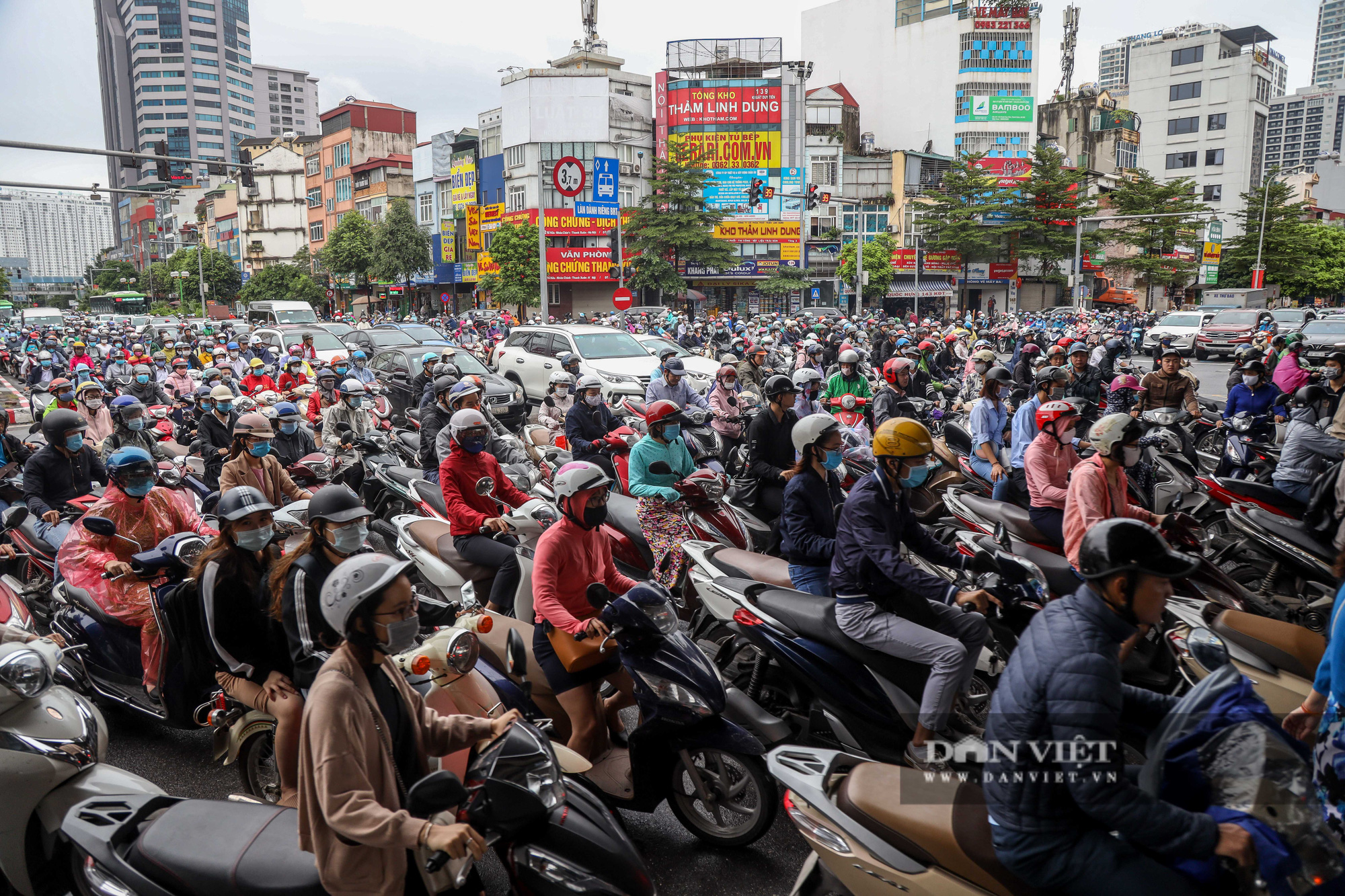 Tắc đường kinh hoàng trên địa bàn nhiều quận ở Hà Nội - Ảnh 2.